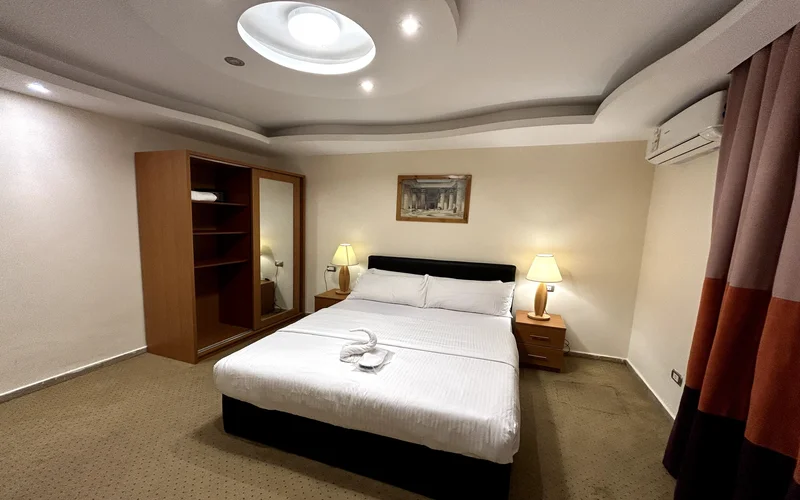 غرفة-بريميوم-بسرير-كينج-ميني-فندق-باب-المدائن-1.webp